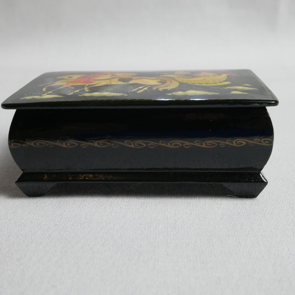 Russian Lacquered Trinket Box With Fairy Tale Scene & Hinged Lid - 3.5" x 2" VTG - Picture 2 of 6